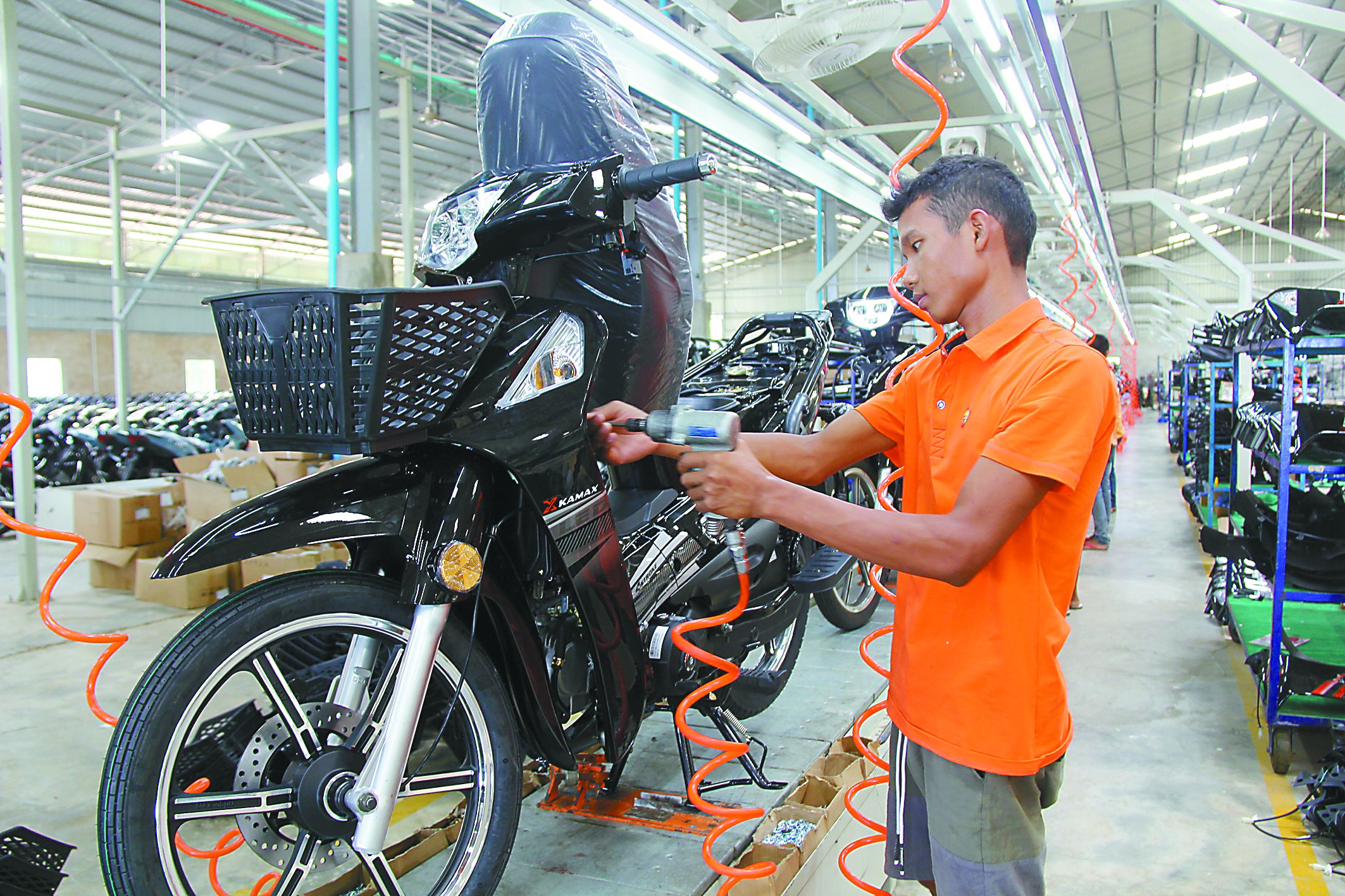 发电厂投产使摩托车组装厂的流水线得以正常运转.