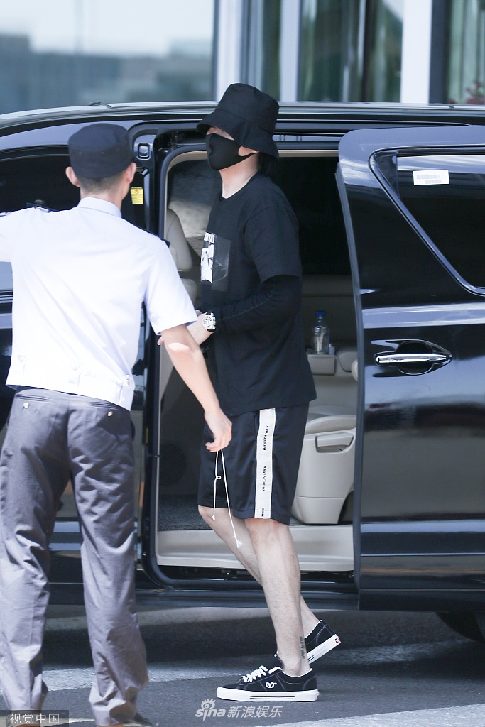 吴亦凡清瘦不少减肥见成效 包裹严实热情招手与粉丝打招呼
