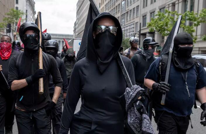 美国两伙敌对团体发生暴力冲突 有示威者着黑衣蒙面