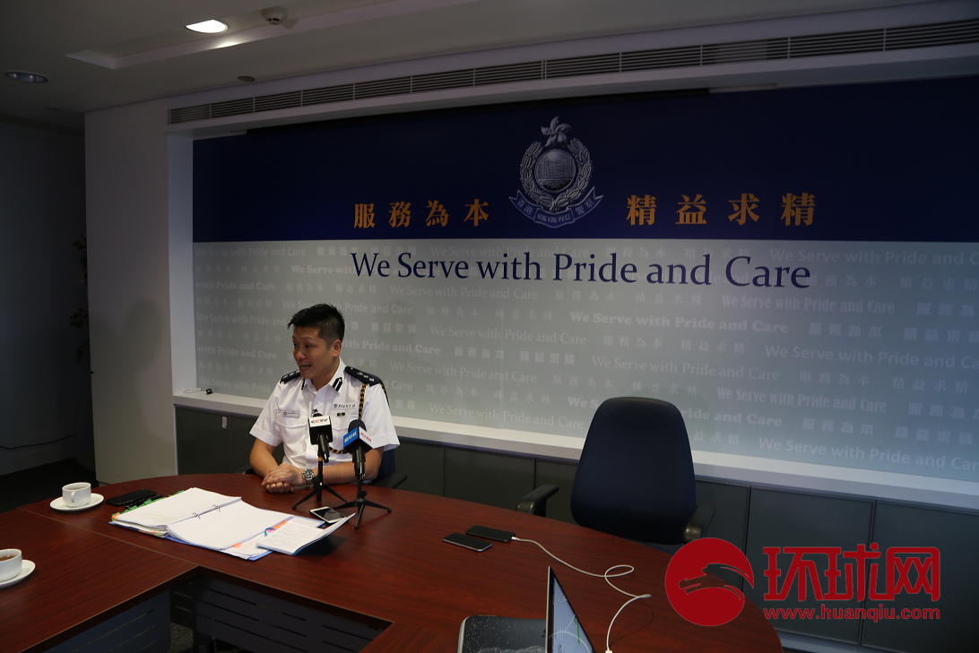 香港警务处警察公共关系科总警司谢振中接受采访。