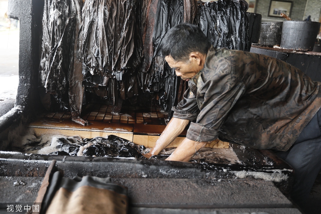 广东佛山探秘顺德香云纱染整技艺晒26遍才够型