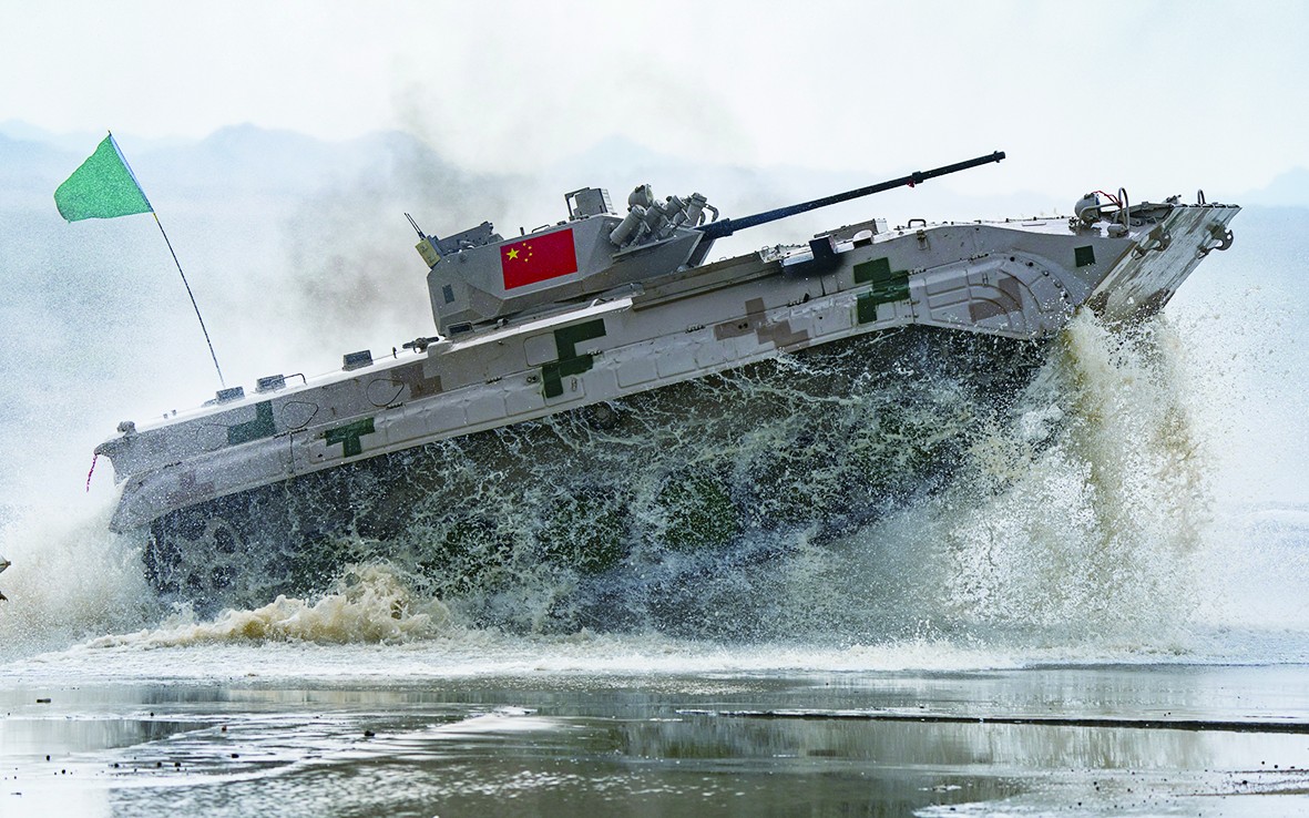 “苏沃洛夫突击”比赛中疾驰的中国装甲车
