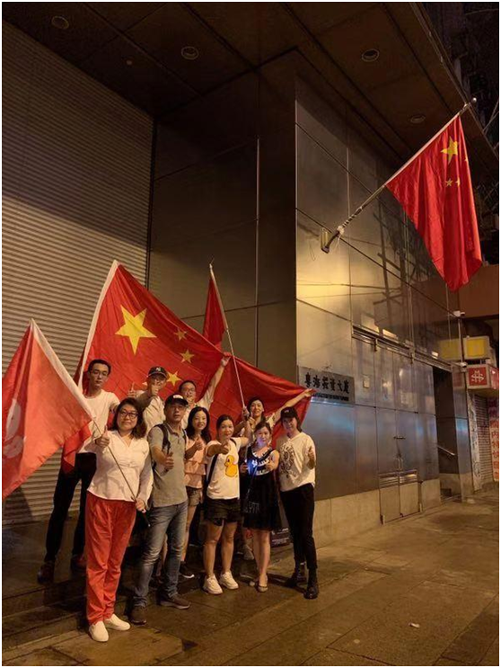 香港市民将国旗重新升起。(图片来源：文汇报)