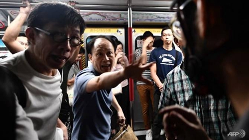 8月5日，香港黑衣示威者阻挠地铁运营。图源：法新社
