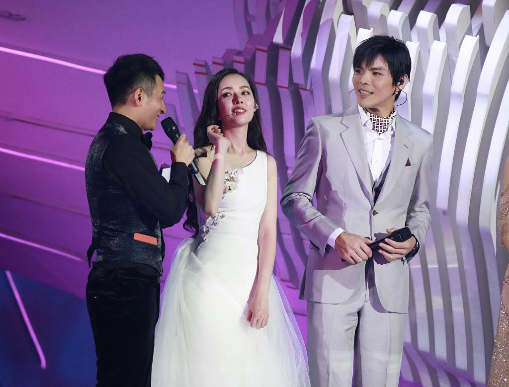 女星郭碧婷和男神同台合辑，和冯绍峰在一起笑道“脸变形”-搜狐大视野-搜狐新闻