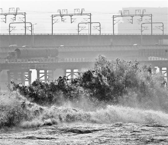 8月18日，农历七月十八，钱塘江潮潮头拍岸溅起，气势煞是壮观。 本报记者 林云龙 董旭明 摄