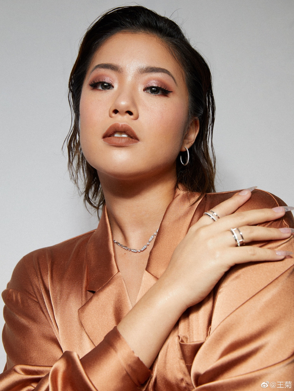 王菊穿绿色亮片裹胸吃烤肉双手捂脸卖萌大秀健康肤色