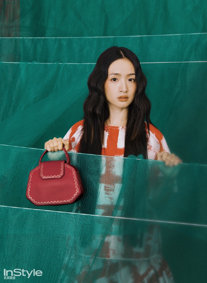林依晨波浪长卷发妩媚十足 穿梭幽秘绿纱神秘感满满