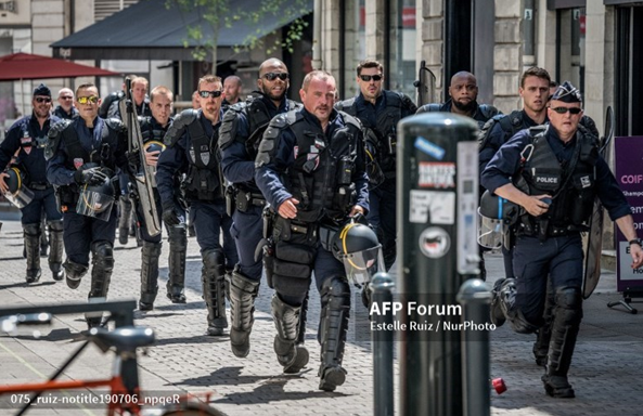 7月6日，法国防暴警察对“黄背心”运动严阵以待。