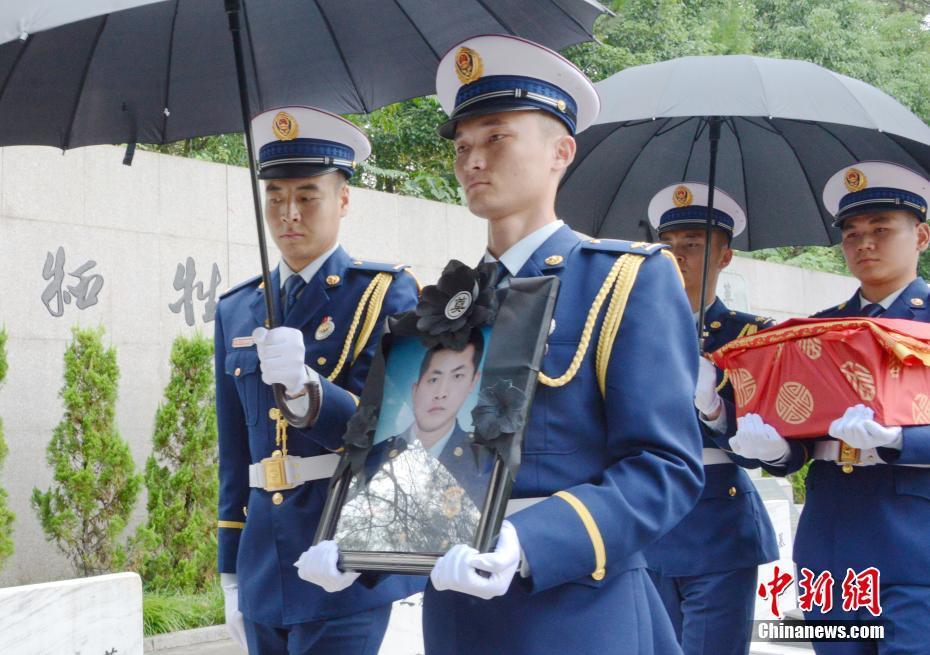 浙江消防烈士吕挺魂归故里民众自发送行