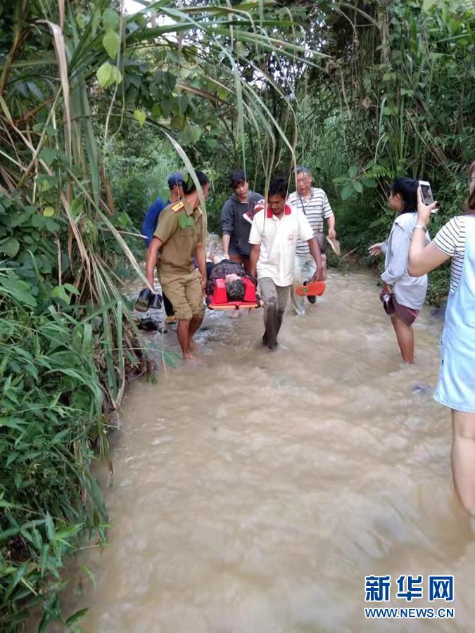 8月19日，在老挝北部城市琅勃拉邦附近，救援人员在事故现场附近工作。新华社发(杨秀敏 摄)
