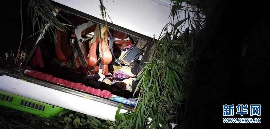 这是8月19日在老挝北部城市琅勃拉邦附近拍摄的发生车祸的大客车。新华社发(杨秀敏 摄)