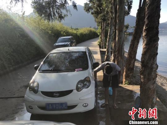 图为网友曝光的游客抚仙湖边洗车照片。抚仙湖管理局供图