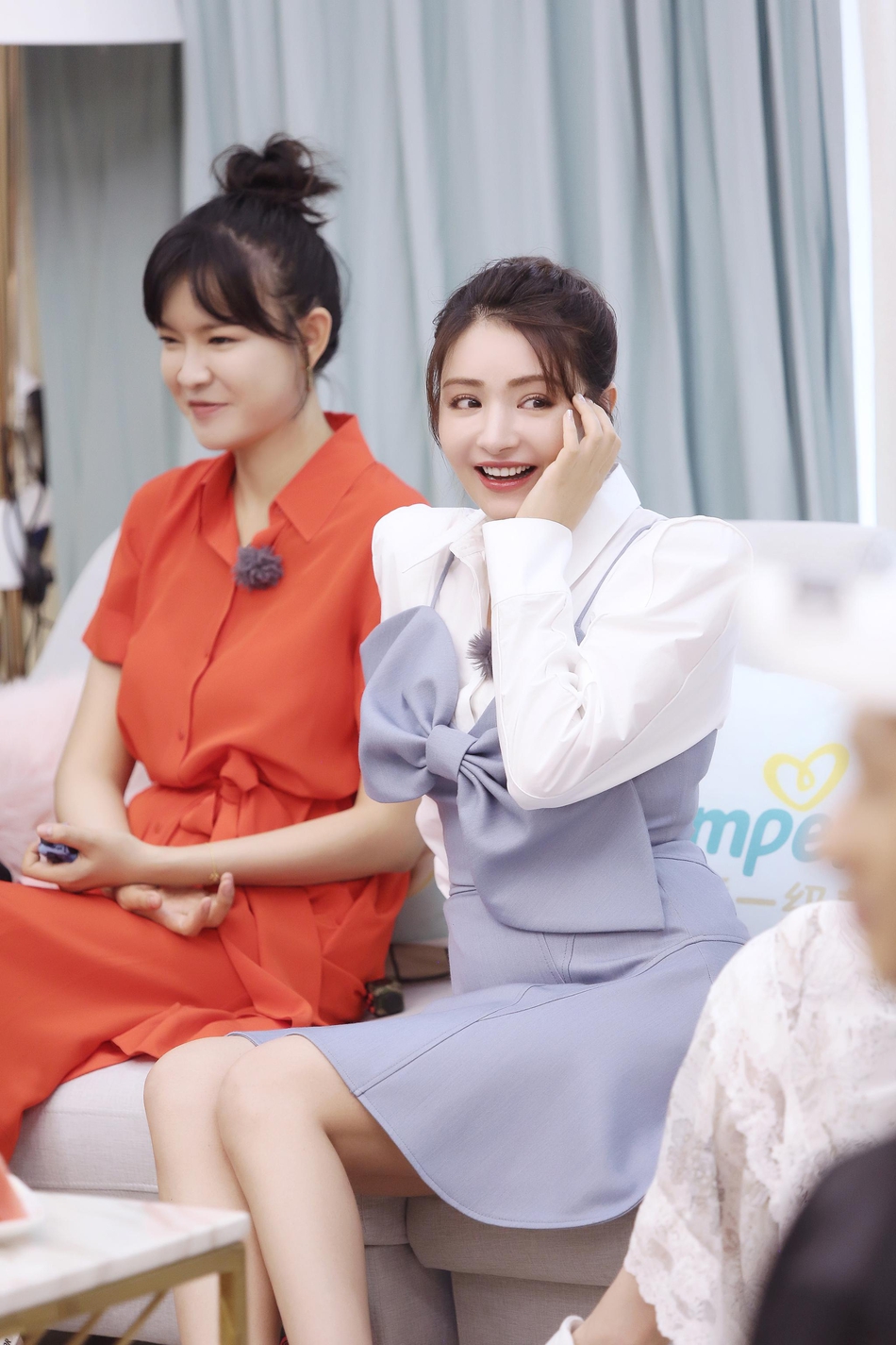 近日,在《新生日记》中,产后的麦迪娜身穿白衬衫搭灰裙回归,与产前"瘦