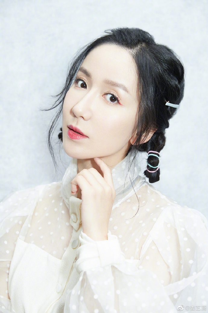 娄艺潇回应粉丝晒录取通知书 扎羊角辫配粉色短裙可爱减龄
