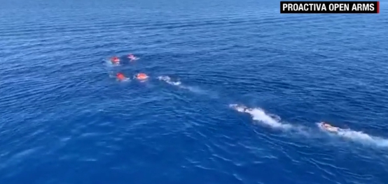 绝望难民跳入海中，试图游到意大利 图源：CNN