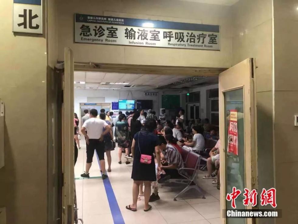 8月9日凌晨，儿研所急诊室内，不少患儿及家长正在候诊。冷昊阳 摄