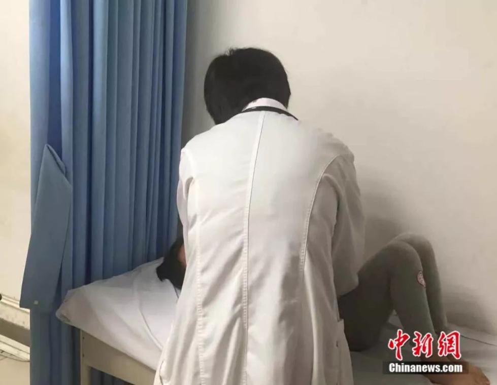 吕芳为患者进行检查。 冷昊阳 摄