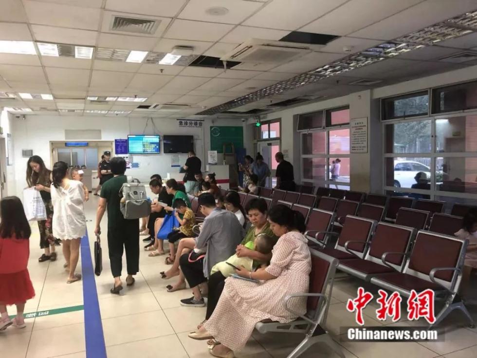 凌晨5点过，天已大亮，儿科急诊室里仍有不少患儿等待就诊。冷昊阳 摄