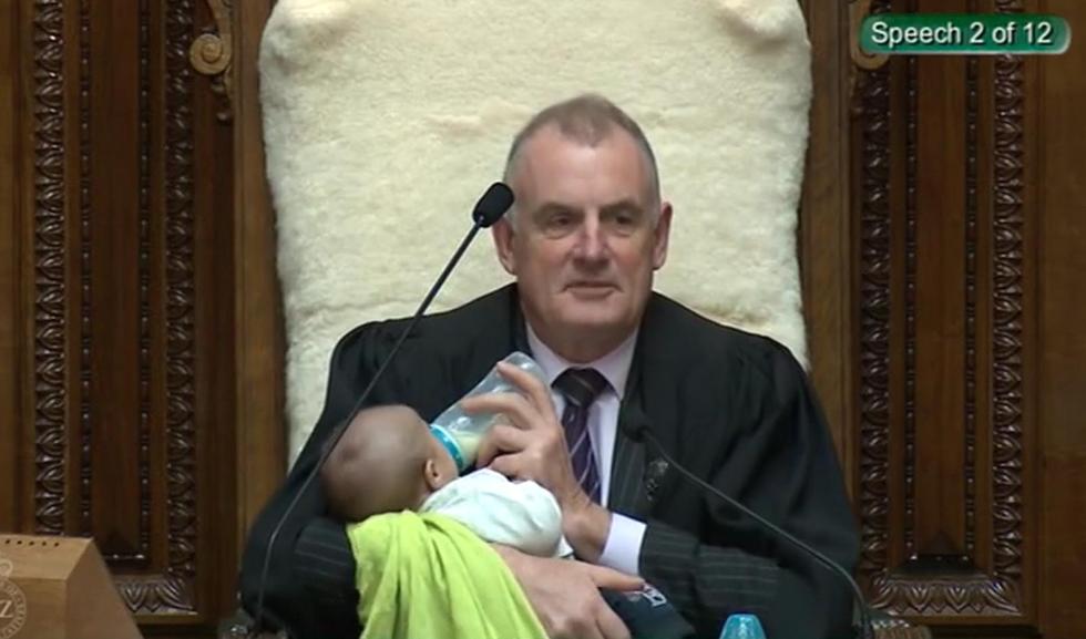 新西兰议长在议会上怀抱婴儿喂奶。（图源：BBC）