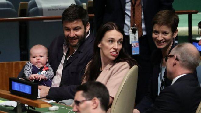 新西兰总理在纽约联合国大会上带着刚出生不久的女儿一同开会。（图源：路透社）