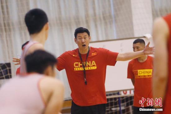 资料图：中国男篮主教练李楠在训练中指导球员。中新社记者 韩海丹 摄