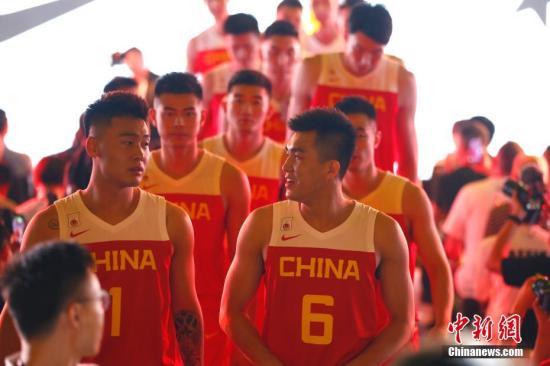 资料图：8月8日，中国男篮征战2019年国际篮联篮球世界杯的全新战袍公布。中新社记者 富田 摄