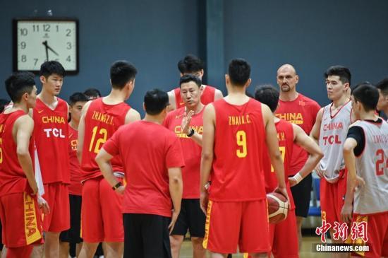 资料图：图为中国男篮集训队在北京举行公开训练课。中新社记者 崔楠 摄