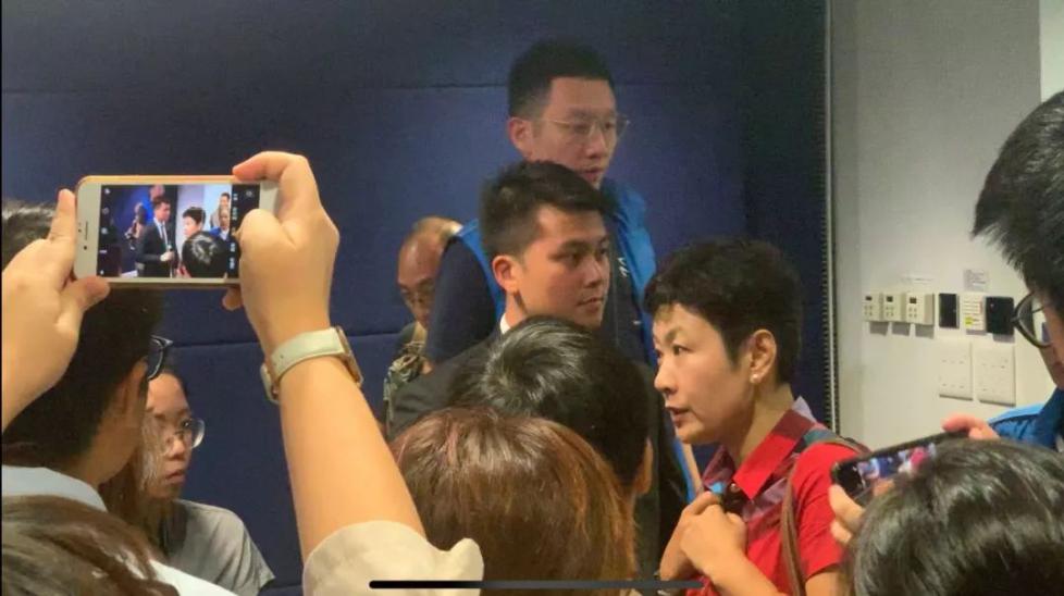 红衣内地女记者在8月20日香港警方新闻发布会被香港媒体质问身份