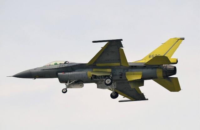 试飞中的台湾F-16V战斗机