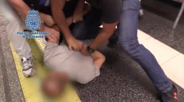 (西班牙马德里警方21日在地铁上逮捕偷拍惯犯现场视频截图)