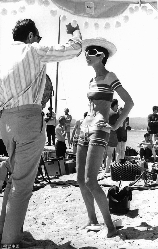 1967年，导演斯坦利·多南、主演奥黛丽·赫本在影片《丽人行》拍摄现场。(图片来源：视觉中国)