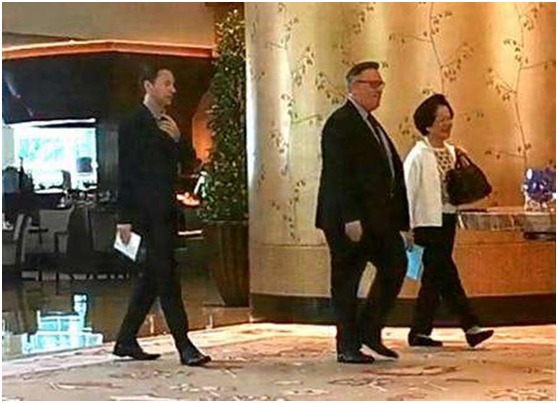 有网民爆料，陈方安生在酒店与英国驻港总领事贺恩德(中)密会。(图片来源：《大公报》)