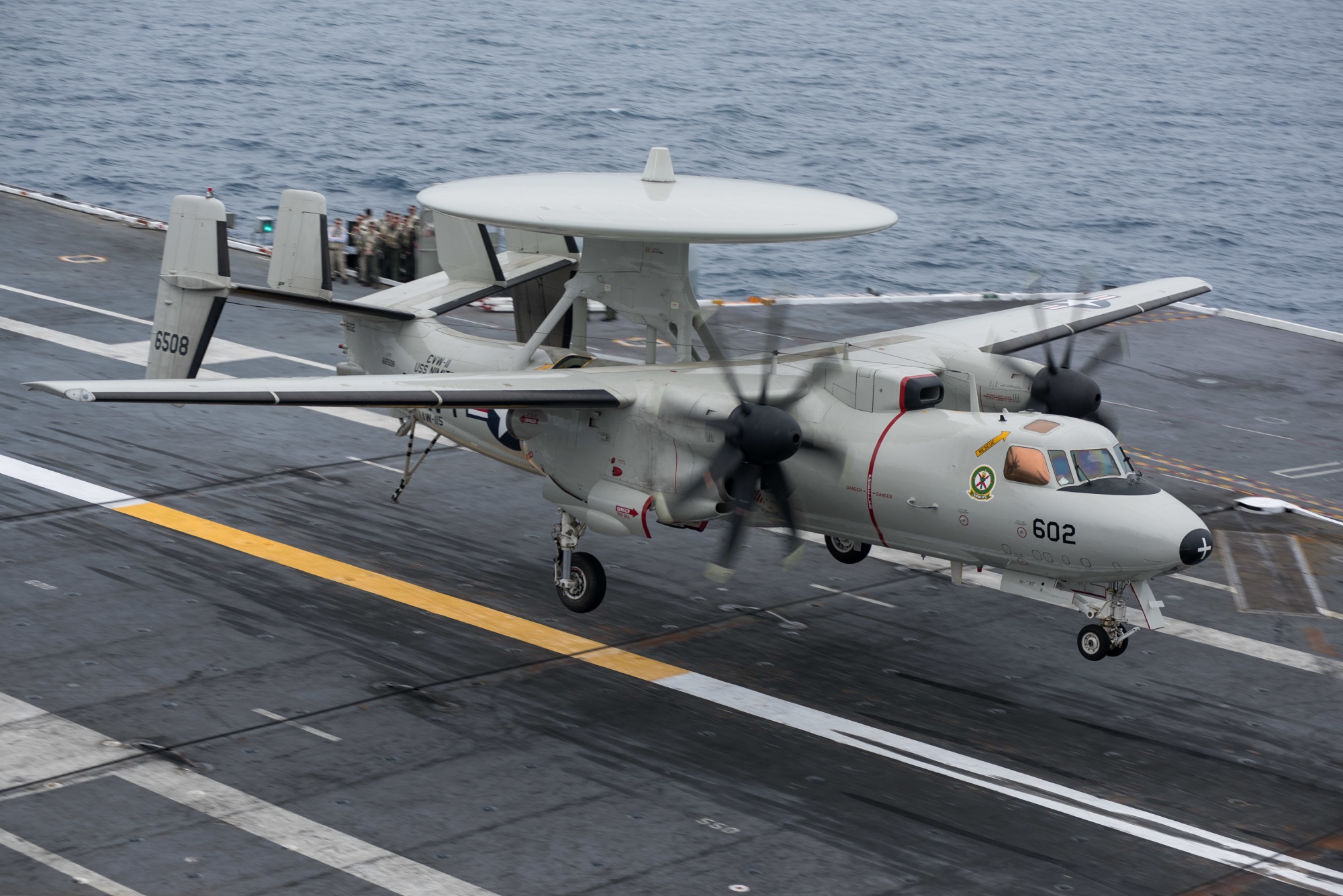 美国海军E-2D预警机着舰瞬间