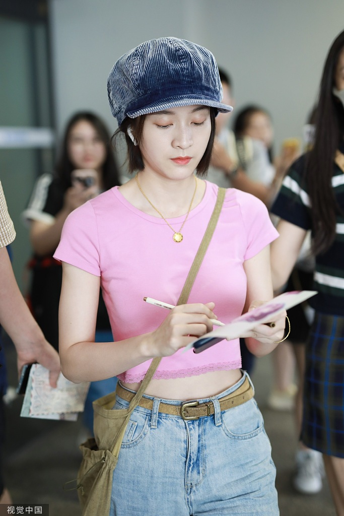 张雪迎在机场见到接机的粉丝还耐心签名,甜笑露可爱虎牙.