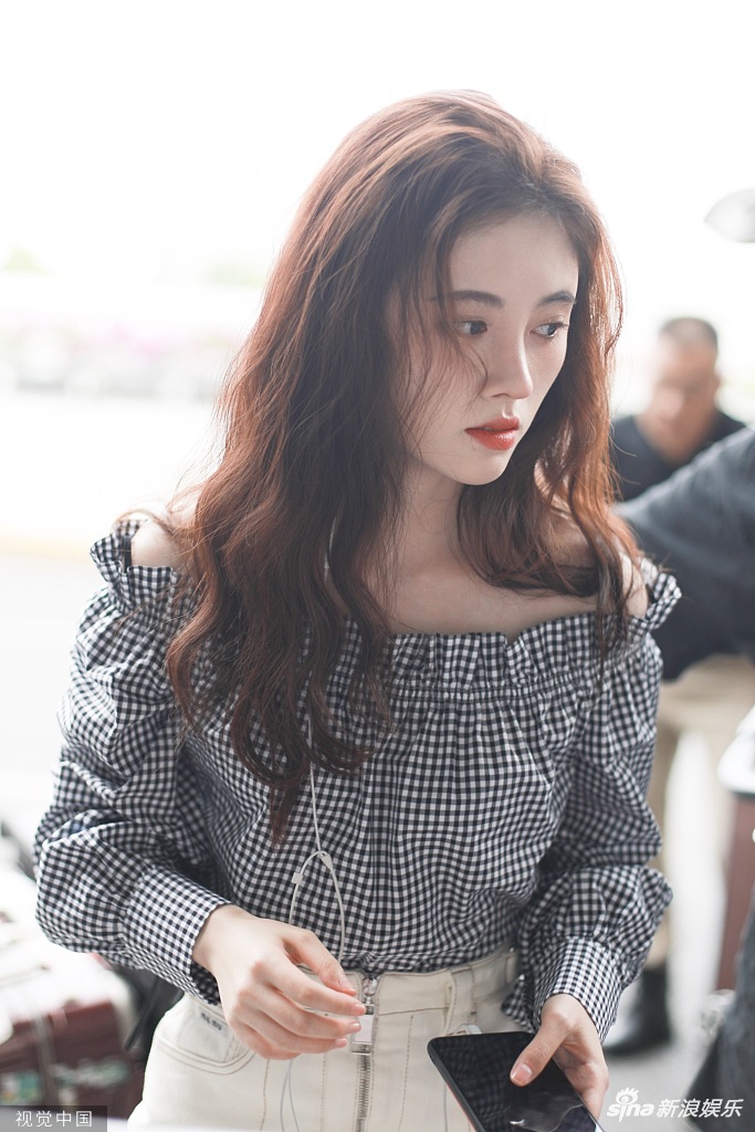 鞠婧祎穿格子衫秀香肩清新可人（视觉中国/图）