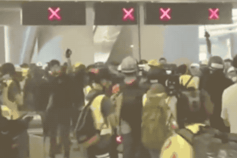 △示威者在西铁元朗站破坏公物并且用激光笔挑衅警方。