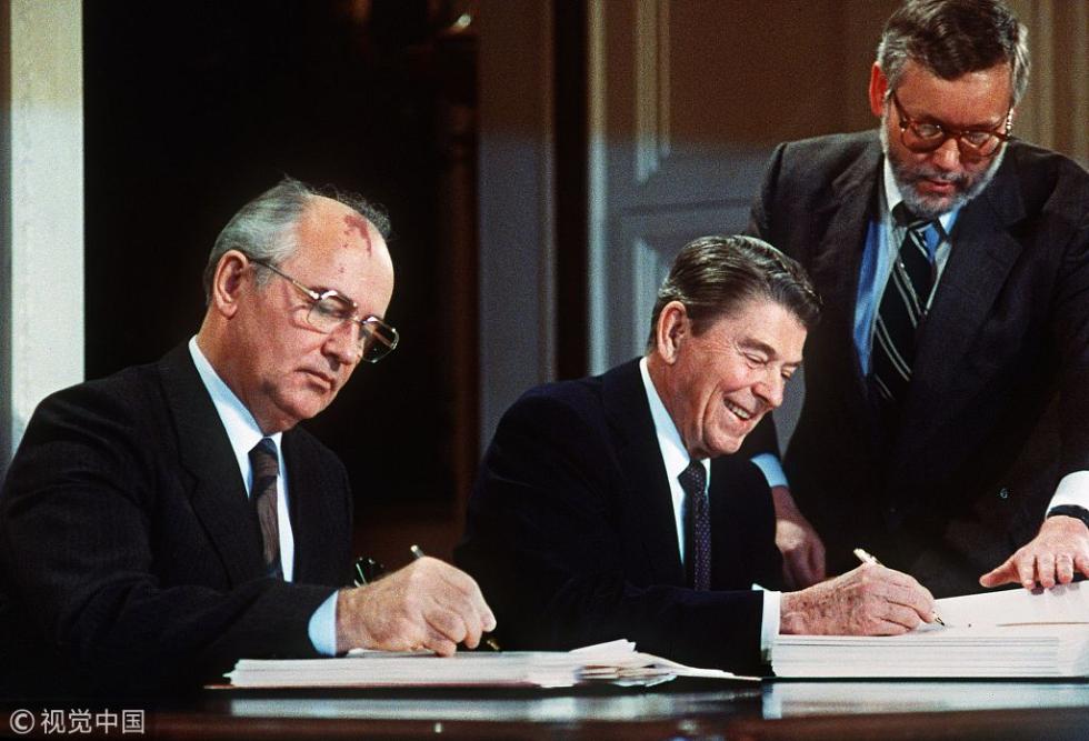 1987年12月8日，美苏领导人在华盛顿签署《中导条约》。（图：视觉中国）