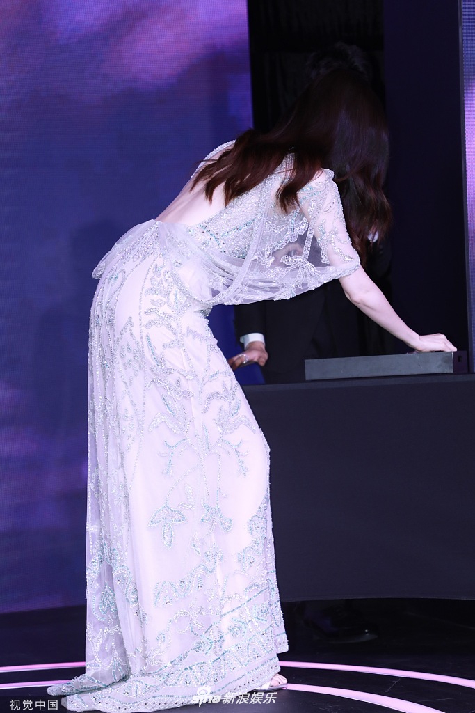 何穗穿裸色水钻裙玩锁骨杀肌肤白皙卷发披肩秀美背