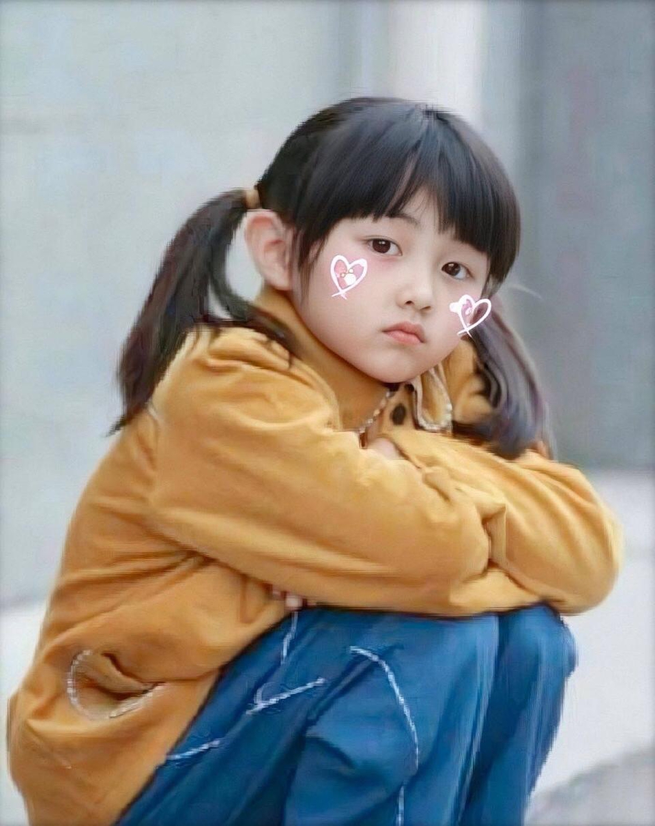 近日，张子枫童年照曝光，扎着双马尾的她俏皮灵动，可爱满分。