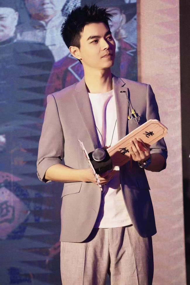 《老酒馆》青年演员蔡荣现场“表白”剧组