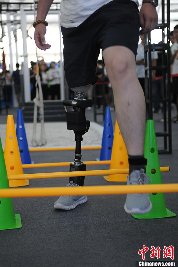 世界机器人挑战赛残障人士戴机械手臂挑战搭积木