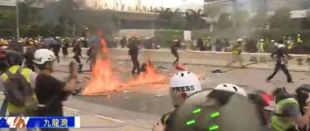 示威者在九龙湾一带故意纵火(图源：港媒)