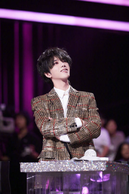 华晨宇西装写真曝光 眼神坚毅霸气难掩