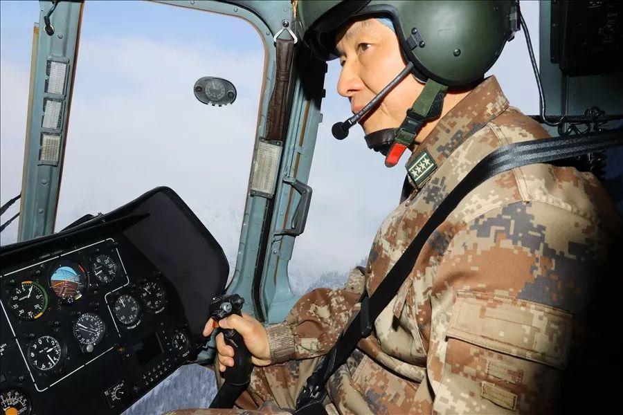 4月8日，救援机组出发，旅长粟祥驾驶直升机在云层中谨慎飞行。