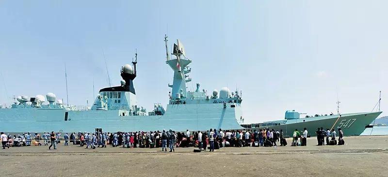 2015年4月，中国海军临沂舰抵达也门亚丁港执行撤侨任务。图为撤侨现场。熊利兵 摄