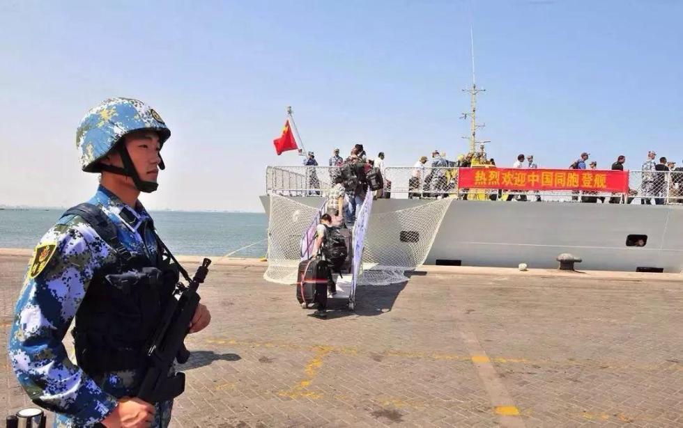 图为中国军人在为撤侨任务保驾护航。
