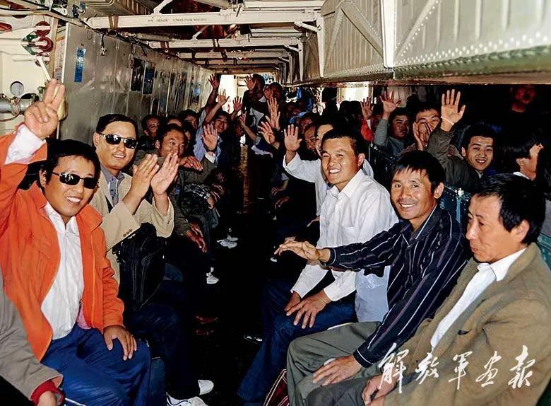 2011年3月3日，从利比亚撤离到苏丹的中国公民乘上中国空军的运输机。
