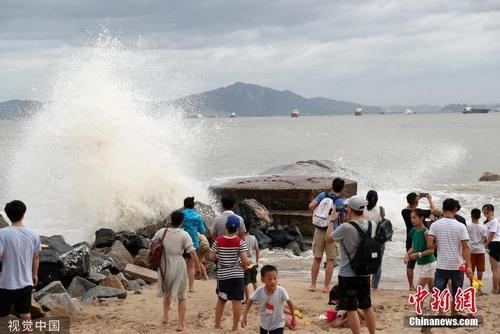 台风“白鹿”逼近 厦门沿海掀起大浪。图片来源:视觉中国