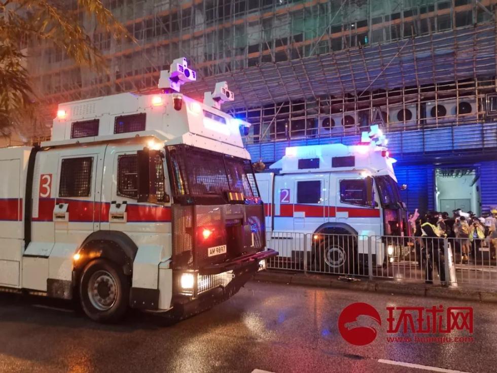 （25日晚，警方水炮车行驶至荃湾杨屋道。摄/杨升）
